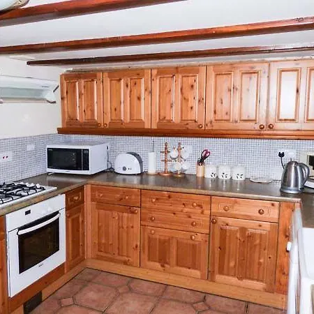 2 West End * Gristhorpe
